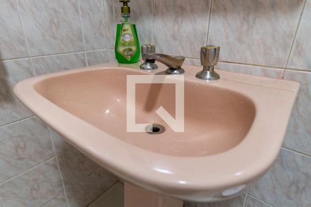 Casa à venda com 183m², 4 quartos e 2 vagasBanheiro 2 Detalhe