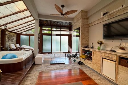 Casa de condomínio à venda com 1722m², 4 quartos e 5 vagasAcademia