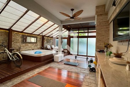 Casa de condomínio à venda com 1722m², 4 quartos e 5 vagasAcademia