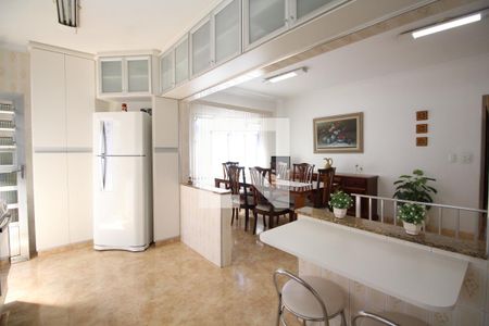 Casa à venda com 331m², 4 quartos e 3 vagas Casa à venda com 331m², 4 quartos e 3 vagasCozinha