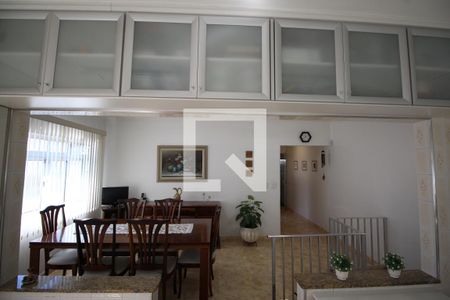 Casa à venda com 331m², 4 quartos e 3 vagas Casa à venda com 331m², 4 quartos e 3 vagasCozinha