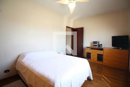 Casa à venda com 331m², 4 quartos e 3 vagas Casa à venda com 331m², 4 quartos e 3 vagasQuarto 2