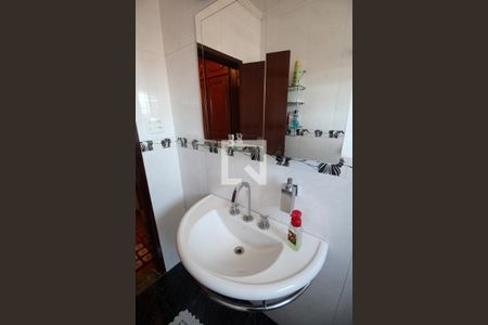 Casa à venda com 331m², 4 quartos e 3 vagas Casa à venda com 331m², 4 quartos e 3 vagasBanheiro 1