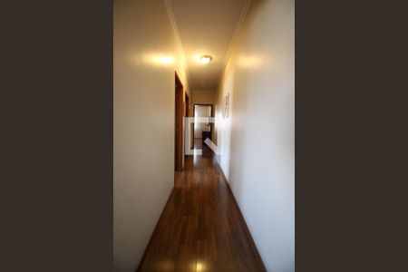 Casa à venda com 331m², 4 quartos e 3 vagas Casa à venda com 331m², 4 quartos e 3 vagasCorredor