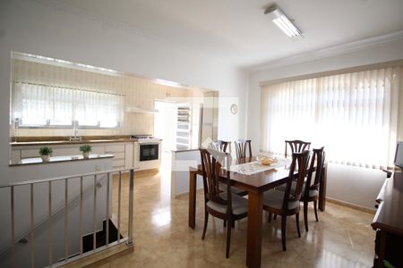 Casa à venda com 331m², 4 quartos e 3 vagas Casa à venda com 331m², 4 quartos e 3 vagasCozinha