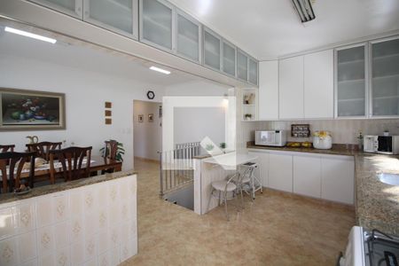 Casa à venda com 331m², 4 quartos e 3 vagas Casa à venda com 331m², 4 quartos e 3 vagasCozinha