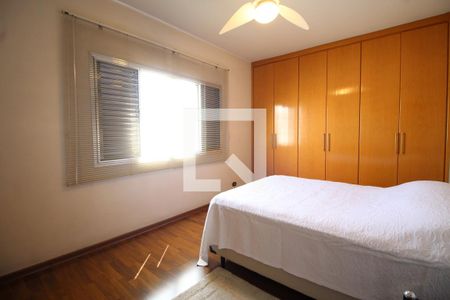 Casa à venda com 331m², 4 quartos e 3 vagas Casa à venda com 331m², 4 quartos e 3 vagasQuarto 2