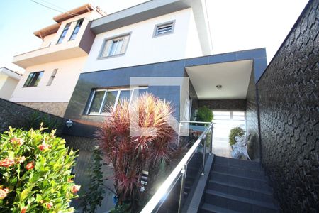 Casa à venda com 331m², 4 quartos e 3 vagas Casa à venda com 331m², 4 quartos e 3 vagasFachada