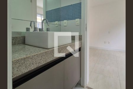 Casa de condomínio à venda com 238m², 5 quartos e 3 vagasBanheiro da Suíte 2 e 3 (canadense)