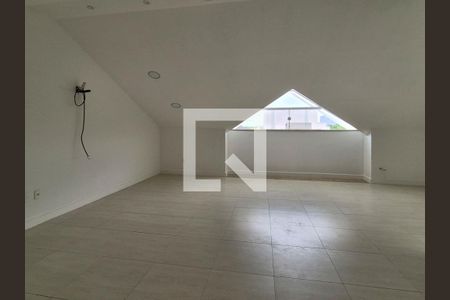 Casa de condomínio à venda com 238m², 5 quartos e 3 vagasSotão