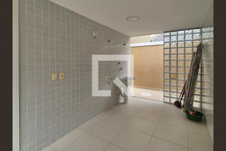 Casa de condomínio à venda com 238m², 5 quartos e 3 vagasÁrea de serviço