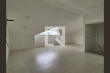 Casa de condomínio à venda com 238m², 5 quartos e 3 vagasSotão