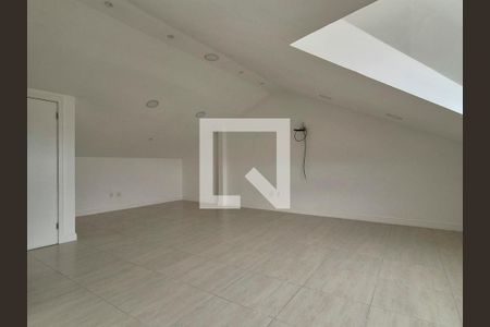 Casa de condomínio à venda com 238m², 5 quartos e 3 vagasSotão