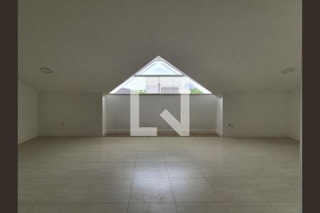 Casa de condomínio à venda com 238m², 5 quartos e 3 vagasSotão