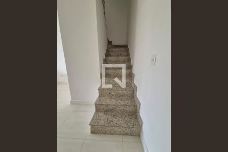 Casa de condomínio à venda com 238m², 5 quartos e 3 vagasEscada