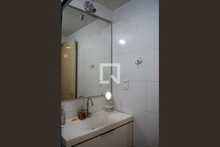 Banheiro  de apartamento à venda com 1 quarto, 43m² em Farroupilha, Porto Alegre