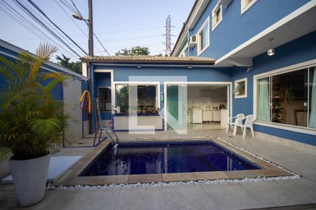 Casa de condomínio à venda com 110m², 3 quartos e 2 vagasQuintal