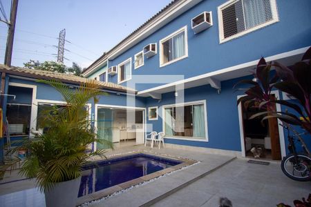 Casa de condomínio à venda com 110m², 3 quartos e 2 vagasQuintal