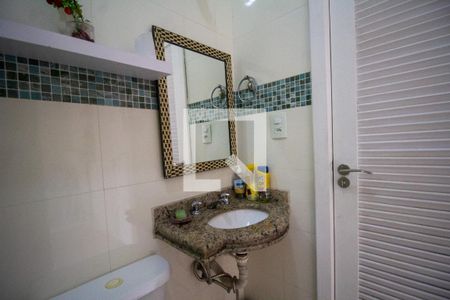 Casa de condomínio à venda com 110m², 3 quartos e 2 vagasBanheiro da Suíte 1 e Social