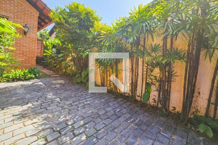 Casa de condomínio para alugar com 390m², 4 quartos e 8 vagasQuintal