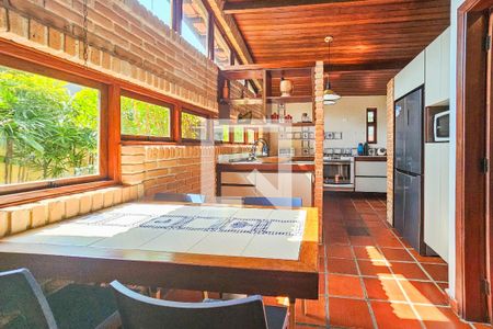 Casa de condomínio para alugar com 390m², 4 quartos e 8 vagasCozinha