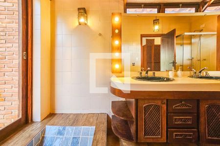 Casa de condomínio para alugar com 390m², 4 quartos e 8 vagasBanheiro da Suíte 2