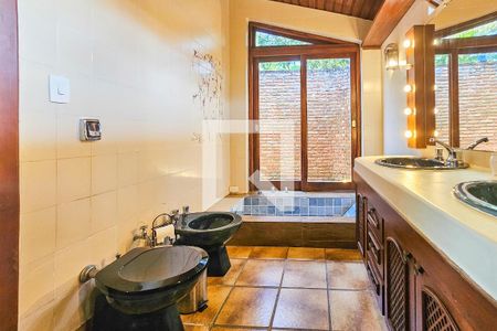 Casa de condomínio para alugar com 390m², 4 quartos e 8 vagasBanheiro da Suíte 2