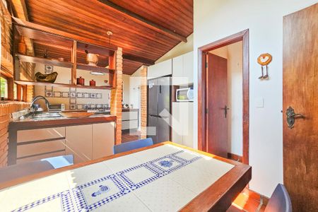 Casa de condomínio para alugar com 390m², 4 quartos e 8 vagasCozinha
