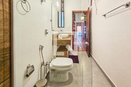 Casa de condomínio para alugar com 390m², 4 quartos e 8 vagasBanheiro