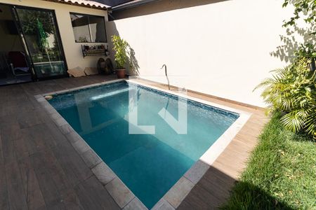 Casa à venda com 225m², 3 quartos e 2 vagas Casa à venda com 225m², 3 quartos e 2 vagasPiscina