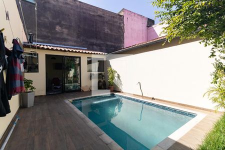 Casa à venda com 225m², 3 quartos e 2 vagas Casa à venda com 225m², 3 quartos e 2 vagasPiscina