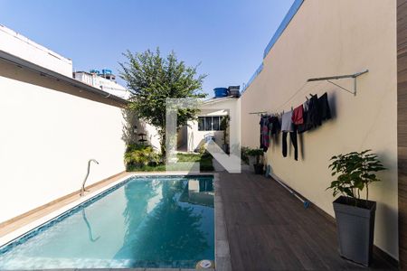 Casa à venda com 225m², 3 quartos e 2 vagas Casa à venda com 225m², 3 quartos e 2 vagasPiscina