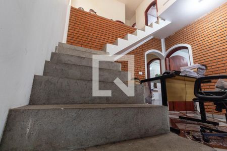 Escada de casa para alugar com 4 quartos, 120m² em Jardim Nordeste, São Paulo
