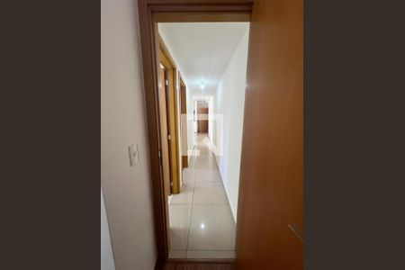Corredor de acesso aos quartos de apartamento à venda com 2 quartos, 69m² em Vila da Serra, Nova Lima