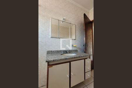 Casa à venda com 336m², 5 quartos e 6 vagasBanheiro 