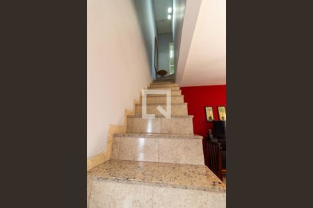 Casa à venda com 100m², 2 quartos e 1 vagaEscada