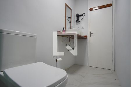 Banheiro Corredor de apartamento à venda com 1 quarto, 44m² em Passo da Areia, Porto Alegre