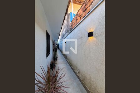 Casa à venda com 206m², 3 quartos e 2 vagas Casa à venda com 206m², 3 quartos e 2 vagasCorredor lateral