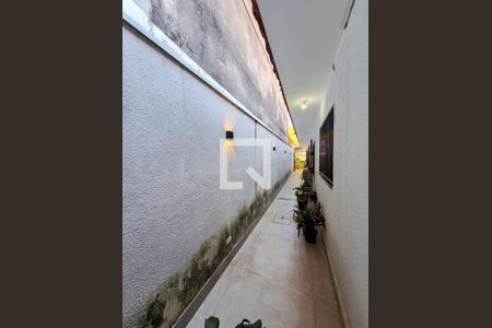 Casa à venda com 206m², 3 quartos e 2 vagas Casa à venda com 206m², 3 quartos e 2 vagasCorredor lateral