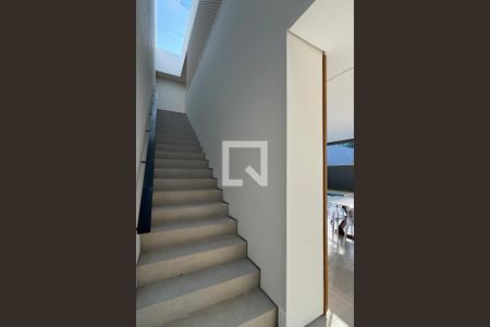 Casa de condomínio à venda com 380m², 4 quartos e 6 vagasEscada