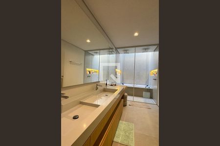 Casa de condomínio à venda com 380m², 4 quartos e 6 vagasBanheiro da Suíte 4