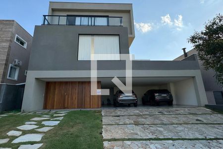 Casa de condomínio à venda com 380m², 4 quartos e 6 vagasFachada