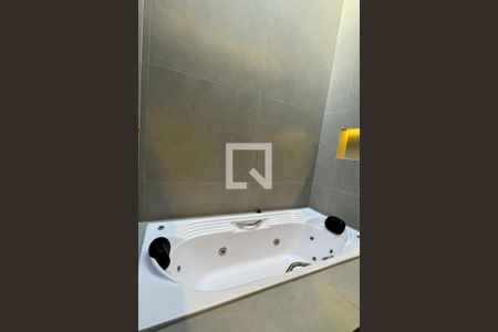 Casa de condomínio à venda com 380m², 4 quartos e 6 vagasBanheiro da Suíte 4