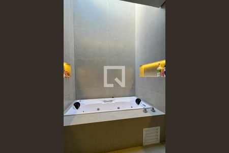 Casa de condomínio à venda com 380m², 4 quartos e 6 vagasBanheiro da Suíte 4