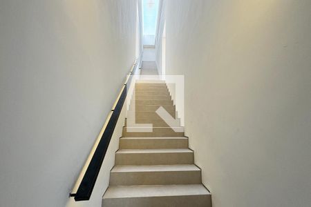 Casa de condomínio à venda com 380m², 4 quartos e 6 vagasEscada