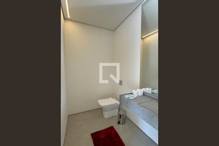 Casa de condomínio à venda com 380m², 4 quartos e 6 vagasLavabo