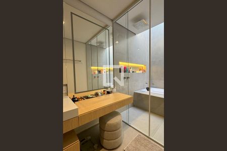 Casa de condomínio à venda com 380m², 4 quartos e 6 vagasBanheiro da Suíte 4