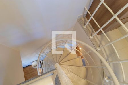 Apartamento à venda com 100m², 2 quartos e 1 vagaEscada