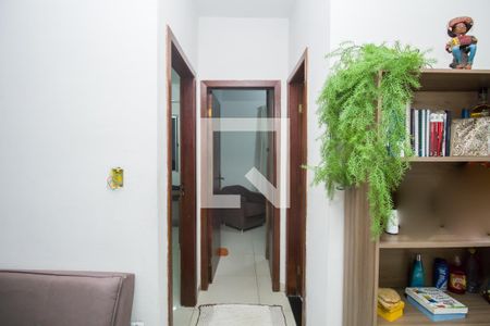 Corredor de apartamento à venda com 2 quartos, 50m² em Planalto, Belo Horizonte