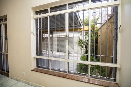 Sala, vista para garagem  de casa à venda com 2 quartos, 149m² em Indianópolis, São Paulo